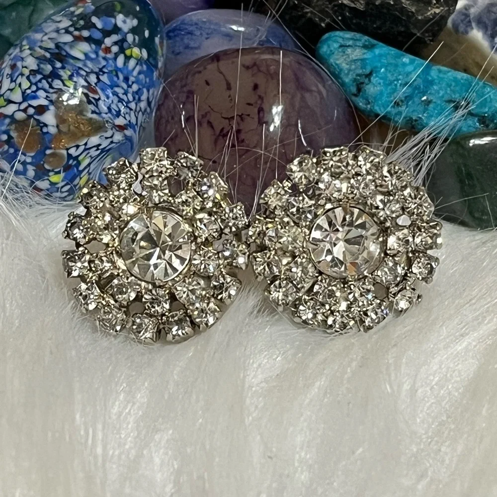 Gorgeous Rhinestones Screw Back Vintage Earrings